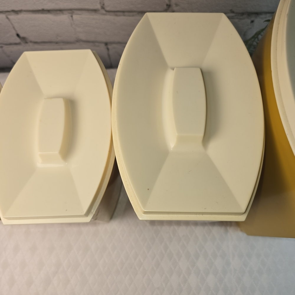 VINTAGE LUSTRO-WARE 4 PIECE PLASTIC NESTING CANISTER SET MID CENTURY EUC - Picture 8 of 9